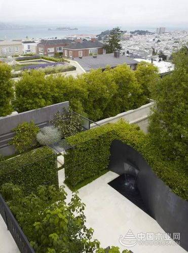 屋顶绿化工程可以分为:花园式,草坪式,组合式.