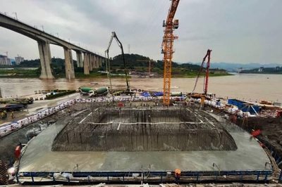 成渝中线高铁井口嘉陵江特大桥首个主墩承台浇筑顺利完成