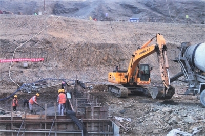 中国电力建设集团 基础设施 水电三局新疆喀双项目Ⅰ标泄洪闸首仓混凝土浇筑